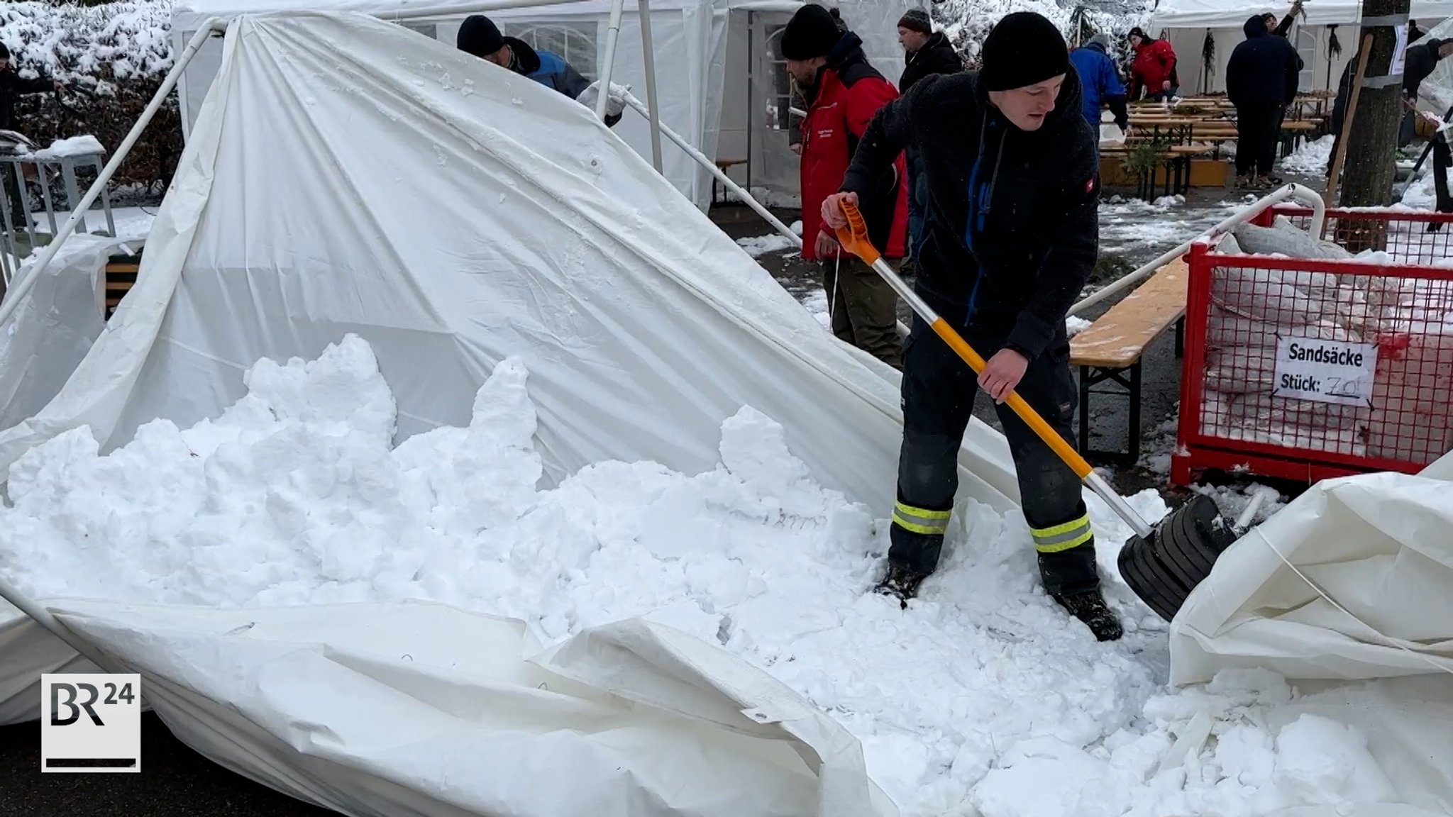 Nasser Neuschnee drückt Zelte auf Weihnachtsmarkt in Hergensweiler ein | Bild: dpa Nasser Neuschnee drückt Zelte auf Weihnachtsmarkt in Hergensweiler ein