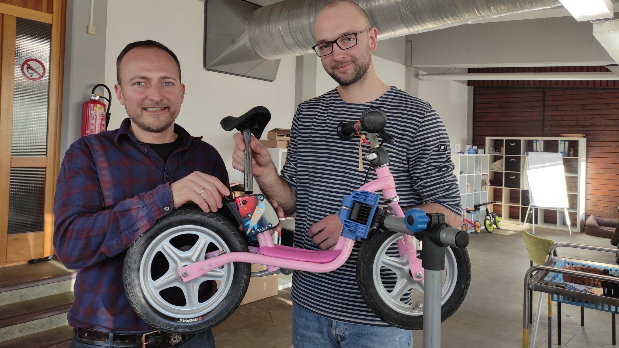 Sebastian Lyschick und Julius Müller haben eine Bremse für Laufräder erfunden. 