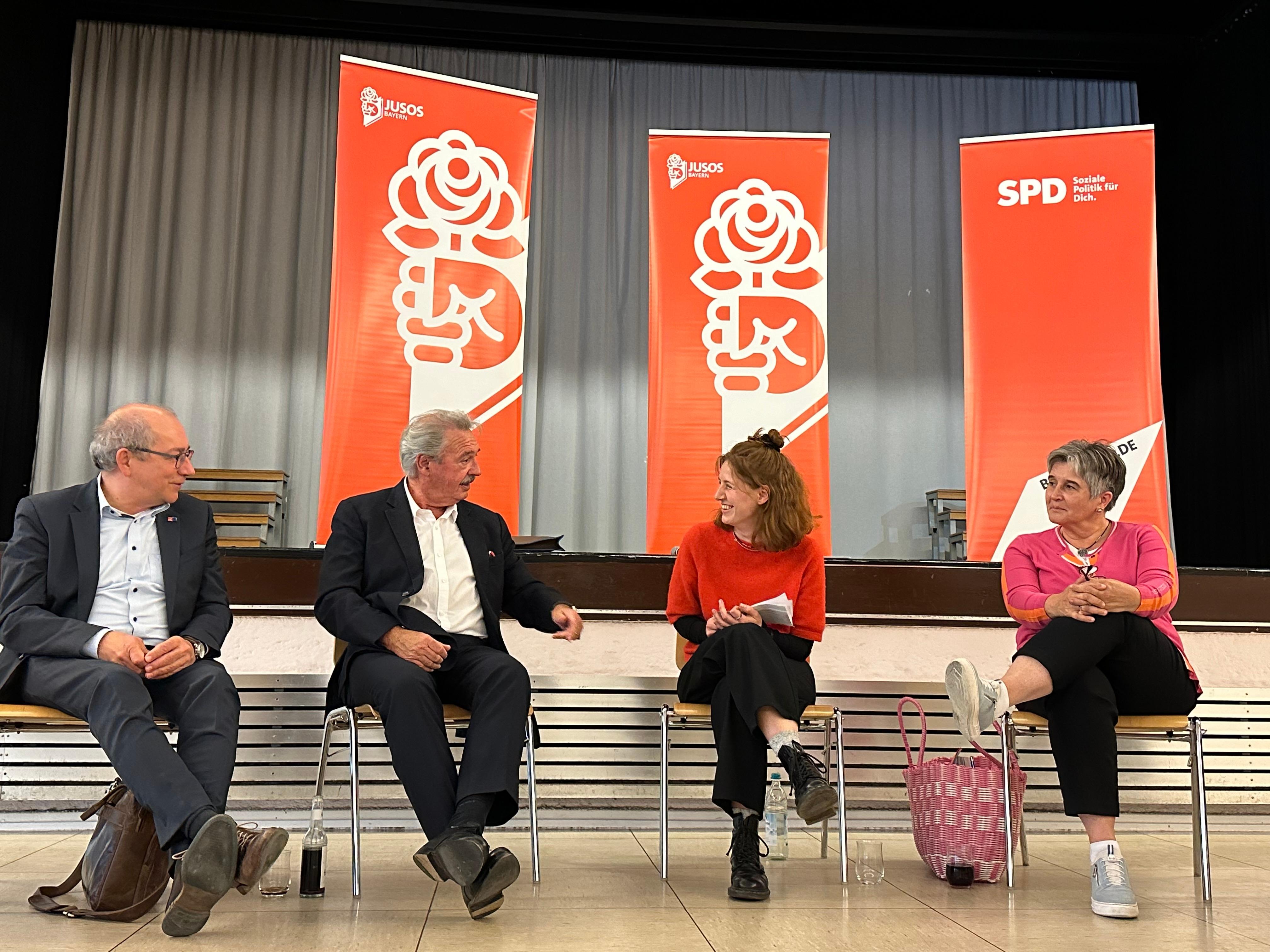 (v.l.) Thomas Rudner (SPD), Jean Asselborn, Paula Gundi (Jusos), Maria Noichl (SPD), diskutieren über die Zukunft Europas