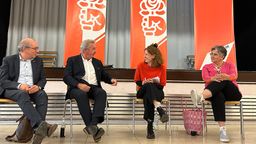 (v.l.) Thomas Rudner (SPD), Jean Asselborn, Paula Gundi (Jusos), Maria Noichl (SPD), diskutieren über die Zukunft Europas | Bild:Irene Esmann/BR