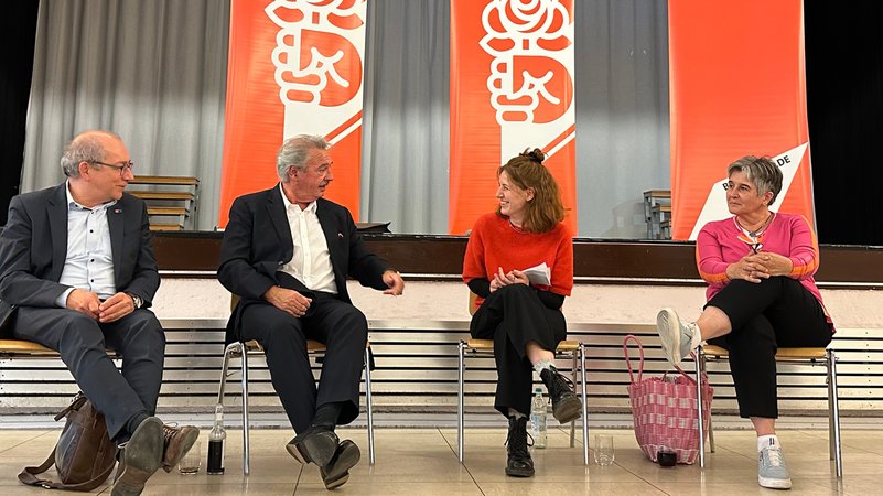 (v.l.) Thomas Rudner (SPD), Jean Asselborn, Paula Gundi (Jusos), Maria Noichl (SPD), diskutieren über die Zukunft Europas | Bild: Irene Esmann/BR (v.l.) Thomas Rudner (SPD), Jean Asselborn, Paula Gundi (Jusos), Maria Noichl (SPD), diskutieren über die Zukunft Europas