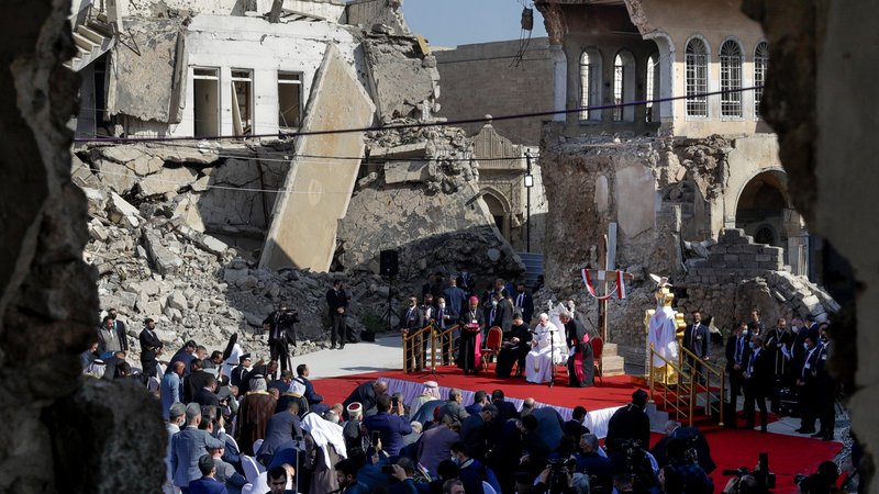 Papst Franziskus, umgeben von den Ruinen zerstörter Kirchen, betet für die Opfer des Krieges auf dem Hosh al-Bieaa-Kirchenplatz in Mosul 2021. | Bild: picture alliance / ASSOCIATED PRESS | Andrew Medichini Papst Franziskus, umgeben von den Ruinen zerstörter Kirchen, betet für die Opfer des Krieges auf dem Hosh al-Bieaa-Kirchenplatz in Mosul 2021.