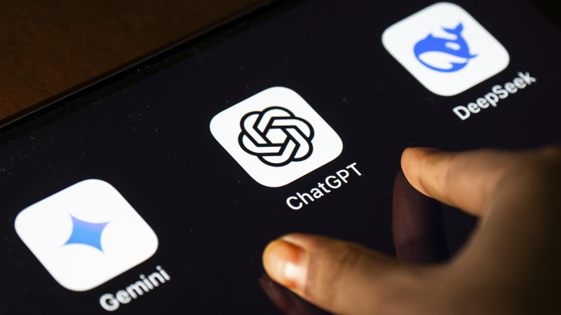 Auf diesem Foto tippt eine Person das Symbol der ChatGPT App auf einem Tablet Gerät am 24. Mai 2025 in Neu Delhi, Indien, Asien | Bild: picture alliance / imageBROKER | Infinity News Collective Auf diesem Foto tippt eine Person das Symbol der ChatGPT App auf einem Tablet Gerät am 24. Mai 2025 in Neu Delhi, Indien, Asien