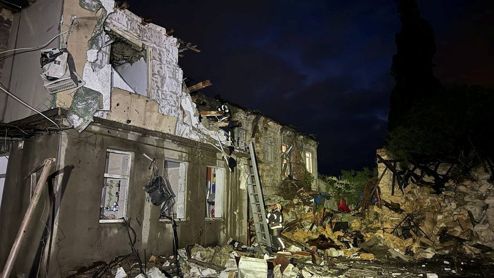 Durch russischen Drohnenangriff zerstörtes Haus im Odessa wird von einem Feuerwehrmann inspiziert (23.04.2024). | Bild:Mayor of Odesa Hennadii Trukhanov via Telegram/via REUTERS