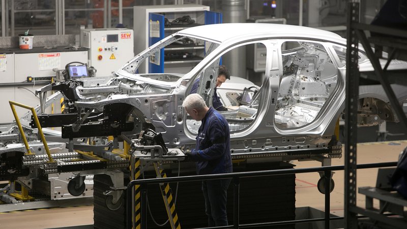 Karosseriebau bei einem bayerischen Automobilhersteller. | Bild: pa/SZ Photo/Florian Peljak Karosseriebau bei einem bayerischen Automobilhersteller.