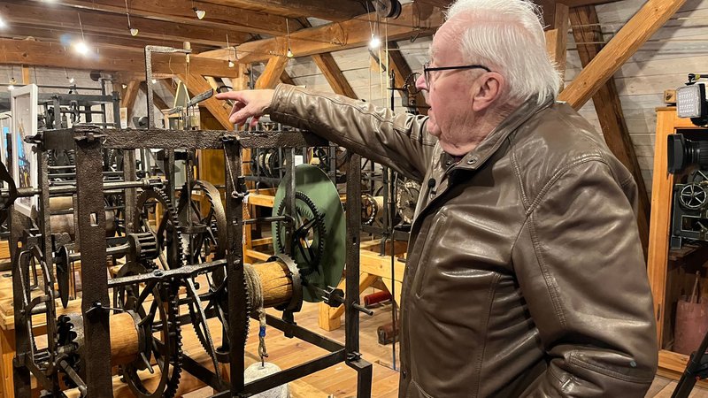 Georg Rammensee hat das Gräfenberger Turmuhrenmuseum alleine aufgebaut und betrieben | Bild: BR/Claudia Grimmer Georg Rammensee hat das Gräfenberger Turmuhrenmuseum alleine aufgebaut und betrieben