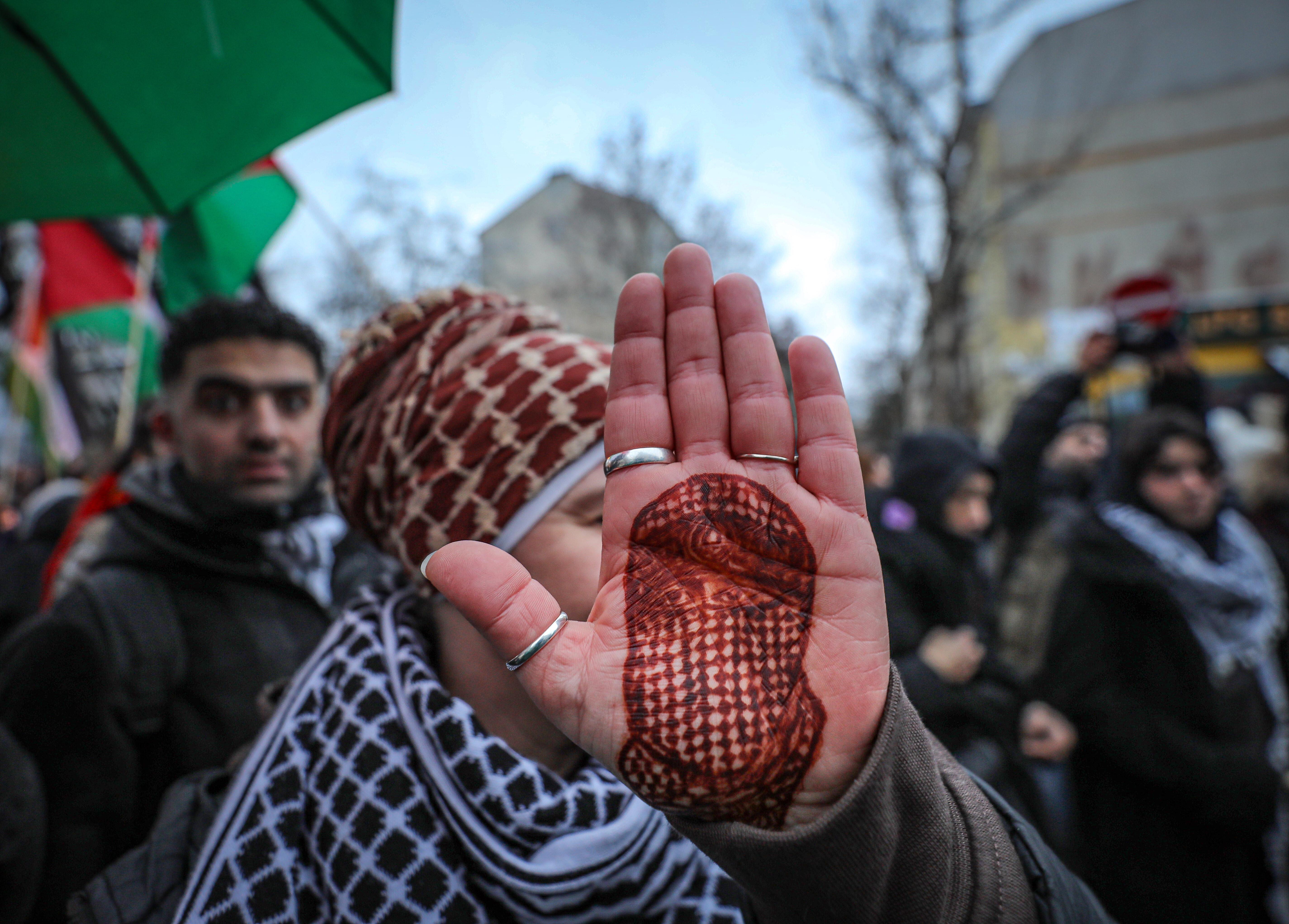 (Archivbild): Eine Demonstrantin zeigt während einer pro-palästinensischen Demo in Deutschland eine Zeichnung des Hamas-Militärsprechers.