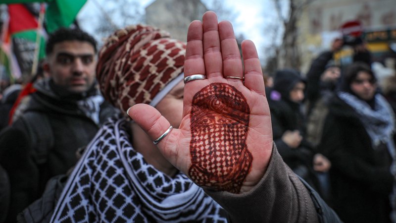 (Archivbild): Eine Demonstrantin zeigt während einer pro-palästinensischen Demo in Deutschland eine Zeichnung des Hamas-Militärsprechers. | Bild: pa/dpa/ZUMAPRESS.com | Abdelrahman Alkahlout (Archivbild): Eine Demonstrantin zeigt während einer pro-palästinensischen Demo in Deutschland eine Zeichnung des Hamas-Militärsprechers.