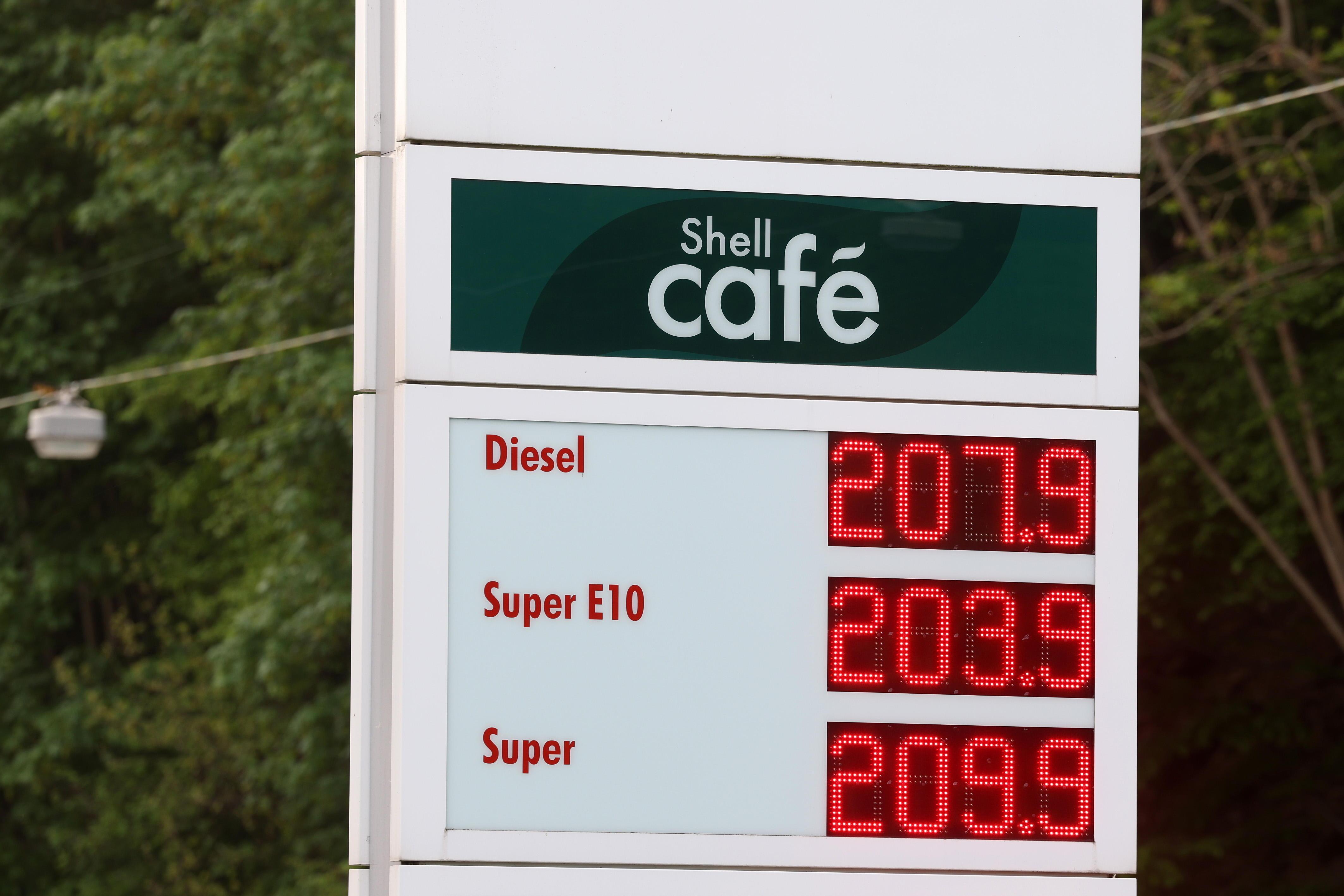 Seit dem 01.05.2026 gilt der Tankrabatt. Die Bundesregierung hat die Energiesteuer auf Benzin und Diesel bis Ende Juni gesenkt. Die Ersparnis soll bei rund 17 Cent pro Liter liegen. SHELL Tankstelle in Siegen zum Wochenstart. Die aktuellen Spritpreise am Morgen. Tankstelle, Spritpreise am 04.05.2026 in Siegen/Deutschland.