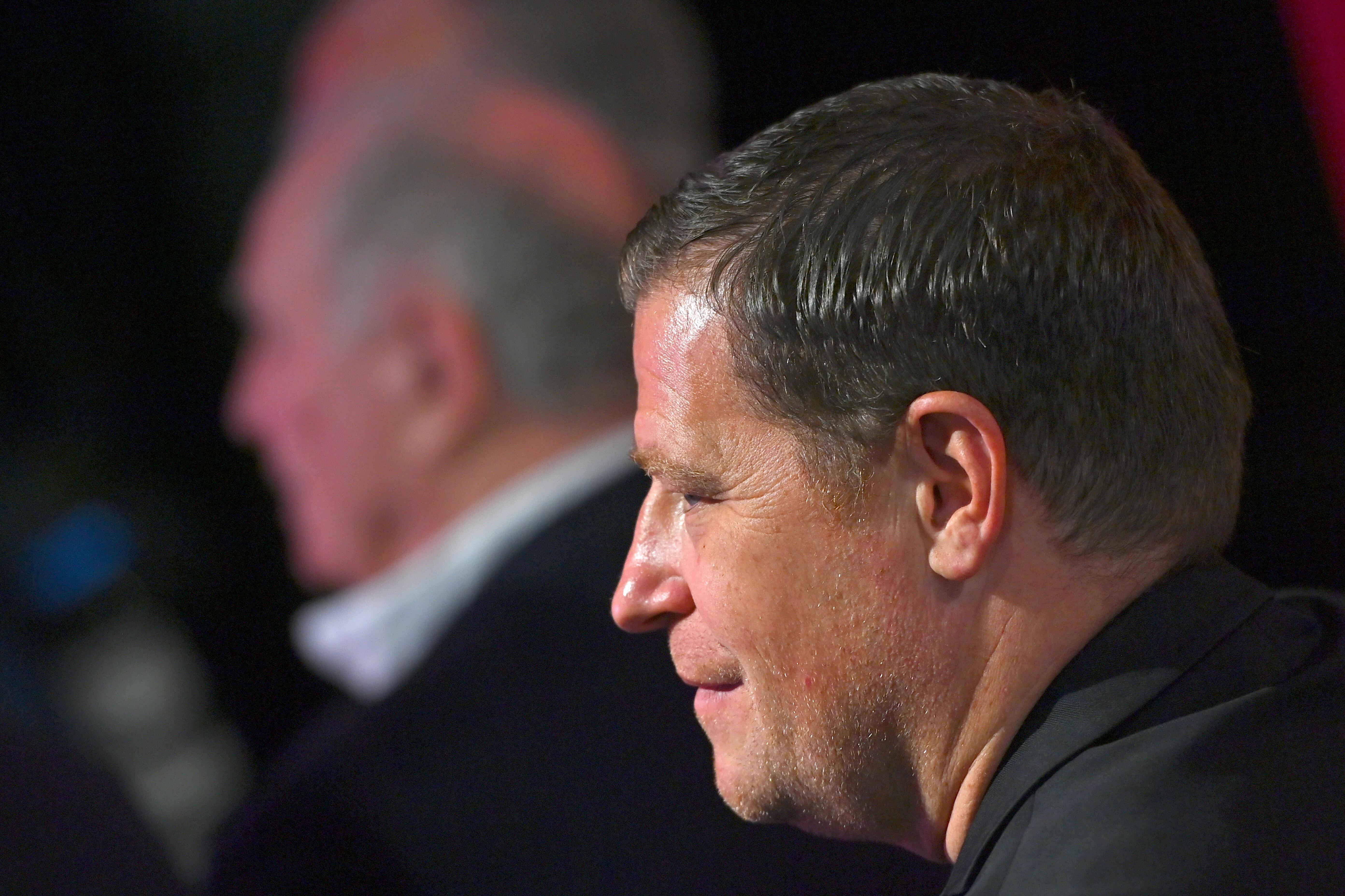 Max Eberl, im Hintergrund Uli Hoeneß