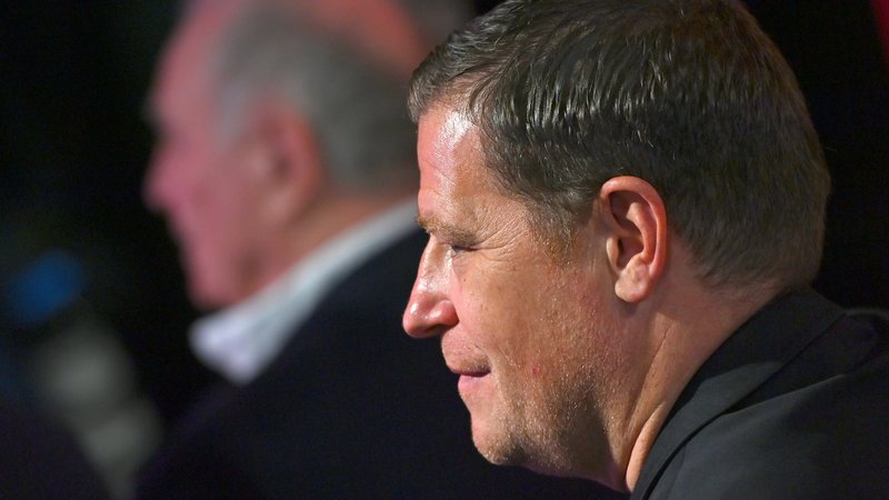 Max Eberl, im Hintergrund Uli Hoeneß | Bild: picture-alliance/dpa Max Eberl, im Hintergrund Uli Hoeneß