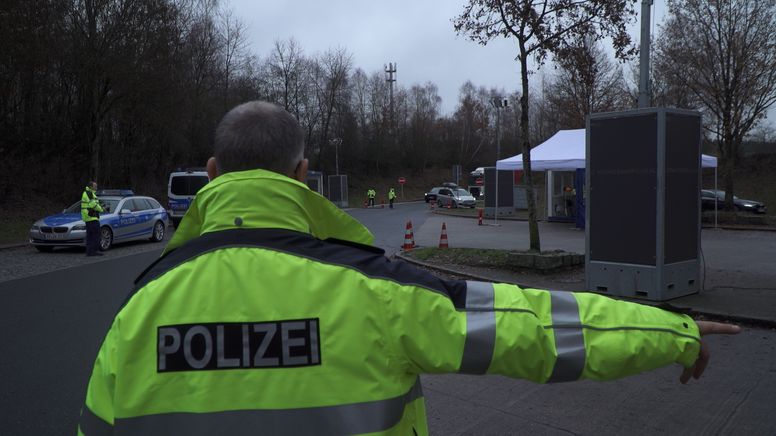 Die Polizei bei Grenzkontrollen in Waidhaus.  | Bild:BR/Margit Ringer