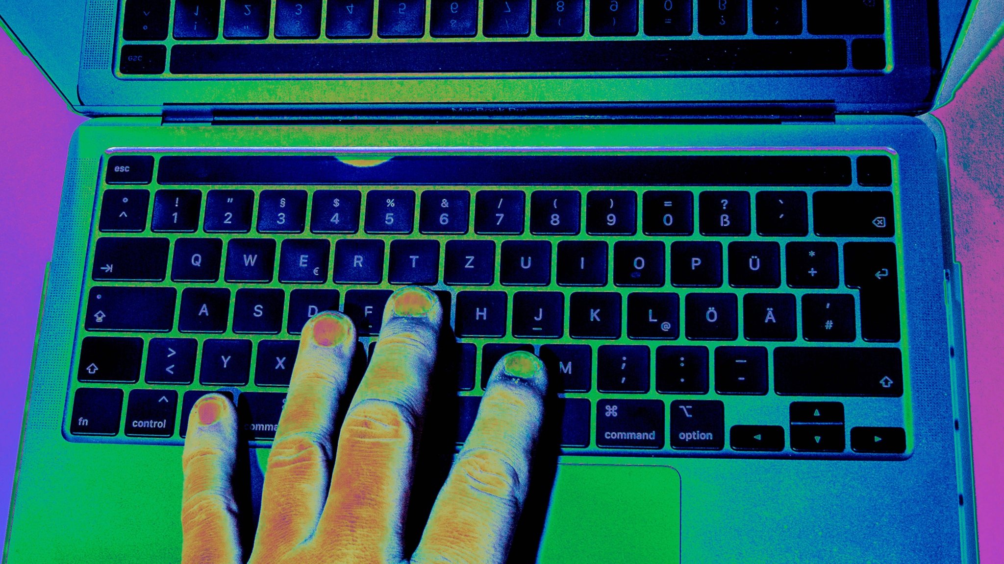 Ein Hacker plant eine Cyberattacke