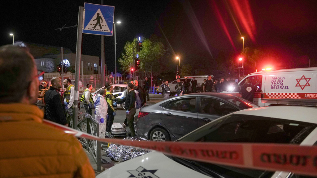 Mindestens acht Menschen sterben bei mutmaßlichem Anschlag in Ost-Jerusalem. | Bild: dpa-Bildfunk/Mahmoud Illean Mindestens acht Menschen sterben bei mutmaßlichem Anschlag in Ost-Jerusalem.