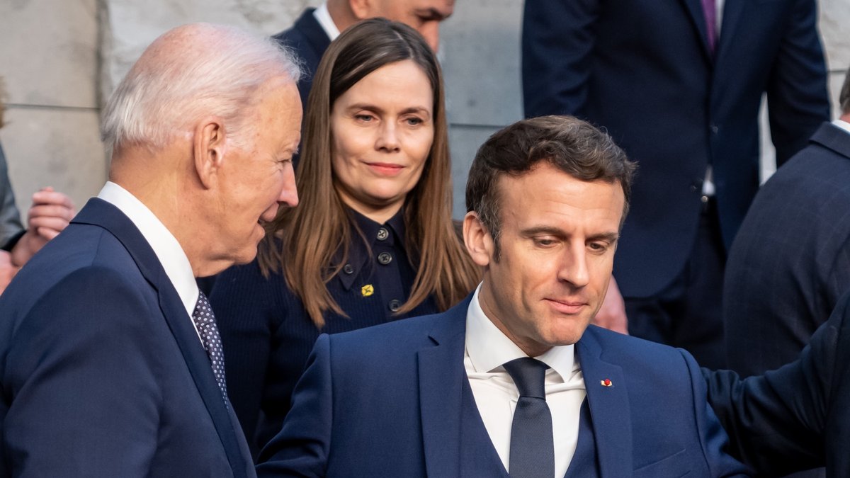 Frankreichs Präsident Macron hat sich von der Aussage seines US-Amtskollegen, Putin dürfe nicht an der Macht bleiben, distanziert. Man dürfe derzeit nichts tun, was die Situation noch verschlimmere, sagte Macron