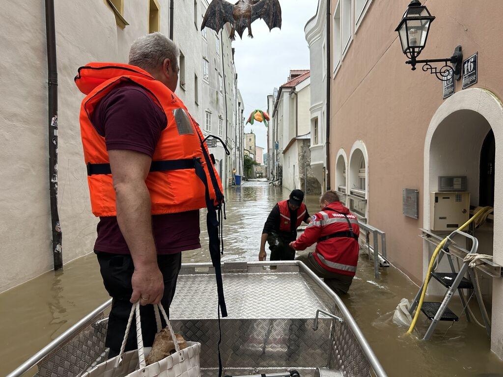 Ein Anwohner der überfluteten Passauer Innenstadt wird mit dem Wassertaxi der Feuerwehr abgeholt