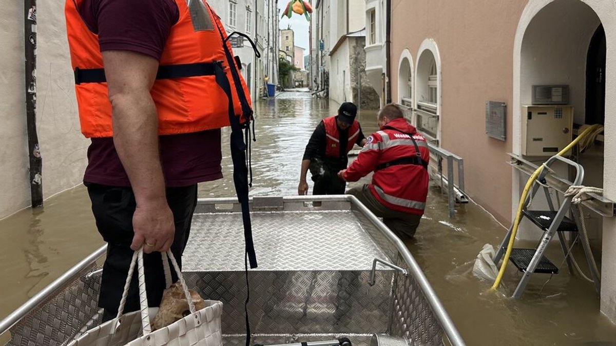 Ein Anwohner der überfluteten Passauer Innenstadt wird mit dem Wassertaxi der Feuerwehr abgeholt