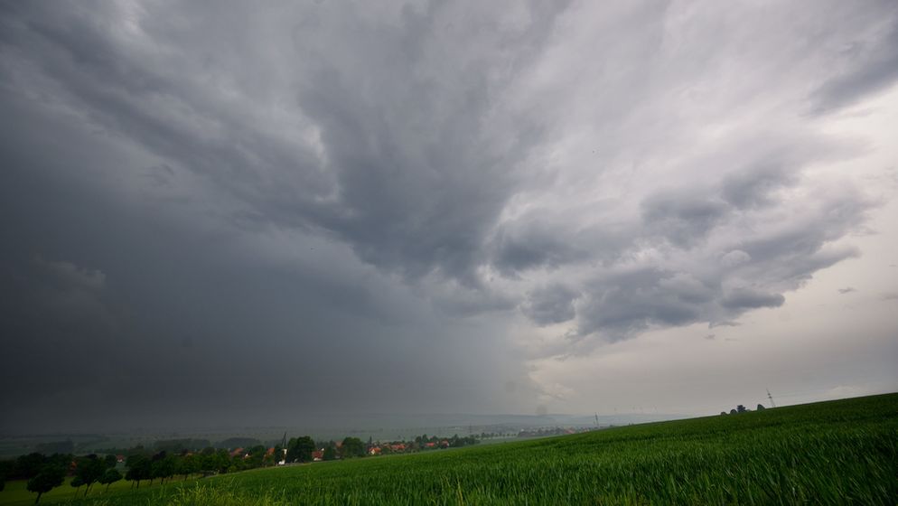 Unwetter über Niedersachsen | Bild:dpa-Bildfunk/Julian Stratenschulte