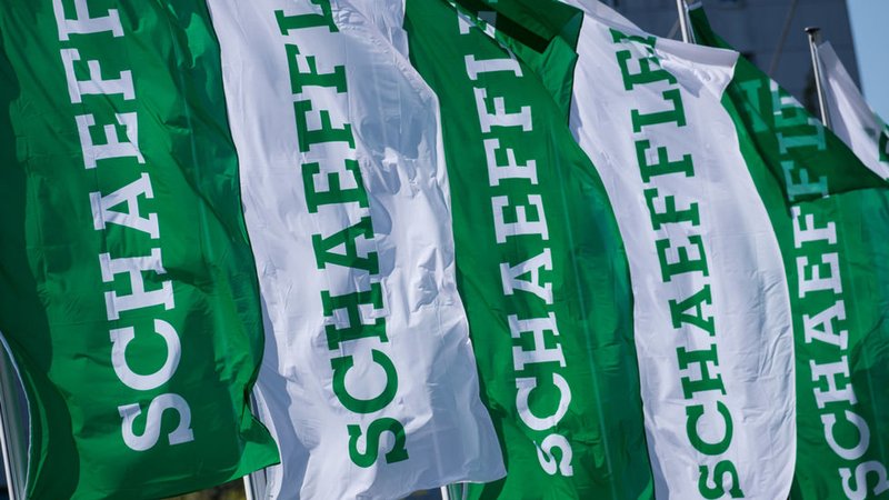 ARCHIV - 20.04.2018, Bayern, Herzogenaurach: Fahnen mit dem Schriftzug der Schaeffler AG wehen am Rande der Hauptversammlung des Unternehmens. (zu dpa: «Schaeffler denkt über Personalabbau nach») Foto: Daniel Karmann/dpa +++ dpa-Bildfunk +++ | Bild: dpa-Bildfunk/Daniel Karmann ARCHIV - 20.04.2018, Bayern, Herzogenaurach: Fahnen mit dem Schriftzug der Schaeffler AG wehen am Rande der Hauptversammlung des Unternehmens. (zu dpa: «Schaeffler denkt über Personalabbau nach») Foto: Daniel Karmann/dpa +++ dpa-Bildfunk +++