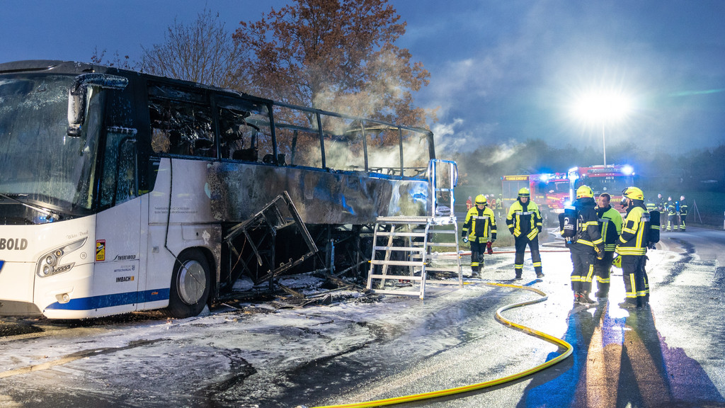 Verletzt wurde bei dem Feuer keiner der 17 Musiker, der Sachschaden liegt nach ersten Schätzungen bei rund 500.000 Euro.