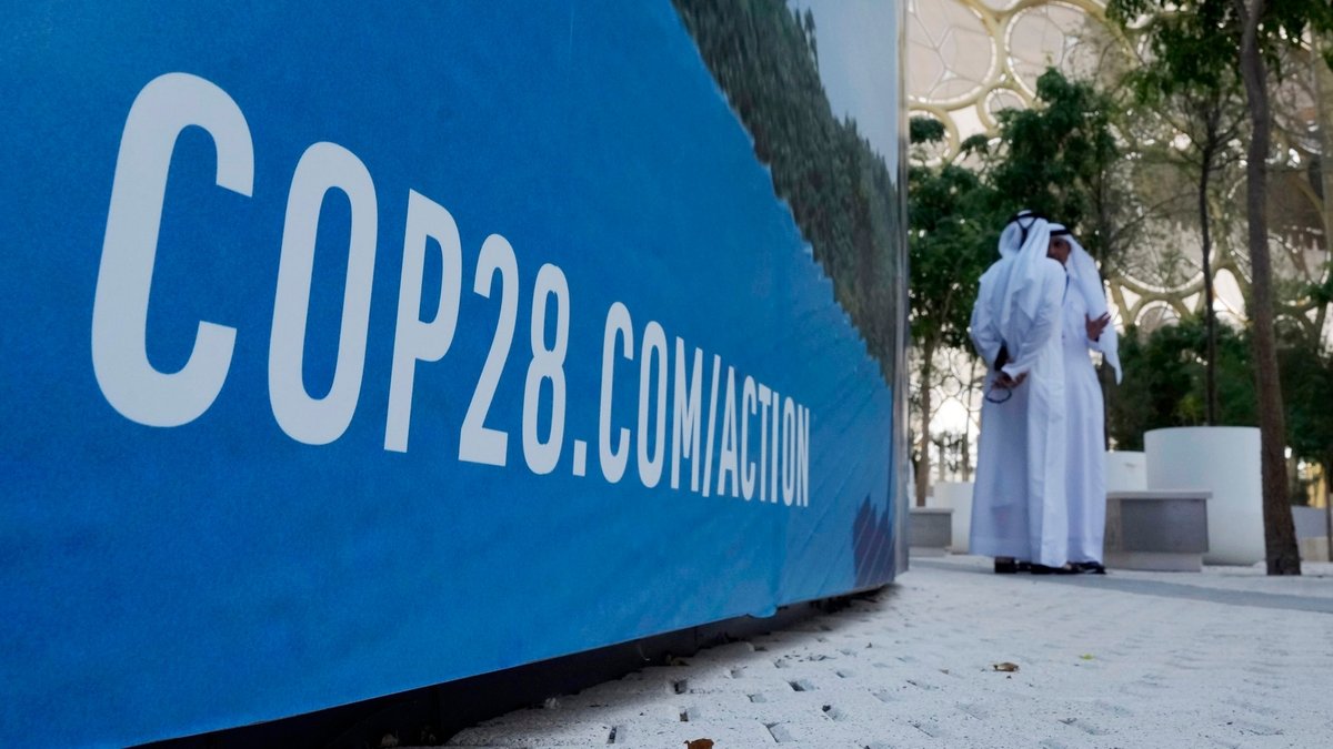 Plakat des Weltklimagipfels COP28, der diesmal in Dubai stattfindet
