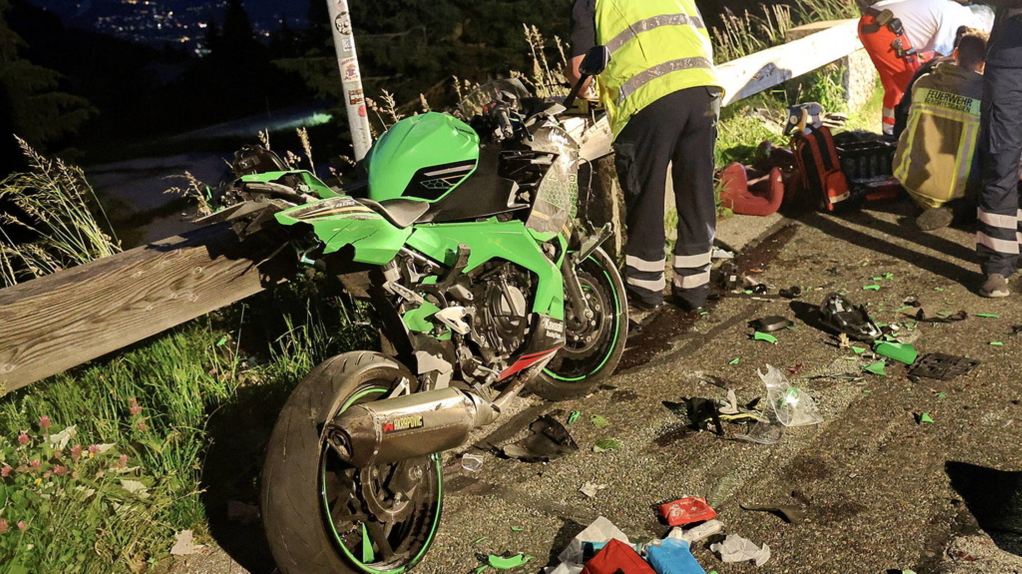 Der Motorradfahrer verstarb trotz sofortiger Erste-Hilfe-Maßnahmen noch an der Unfallstelle.