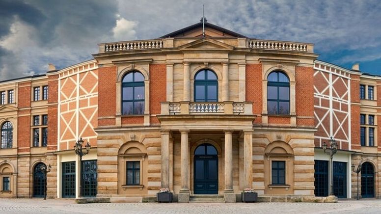 Das Bayreuther Festspielhaus unter bewölktem Himmel. | Bild:stock.adobe.com/Eike