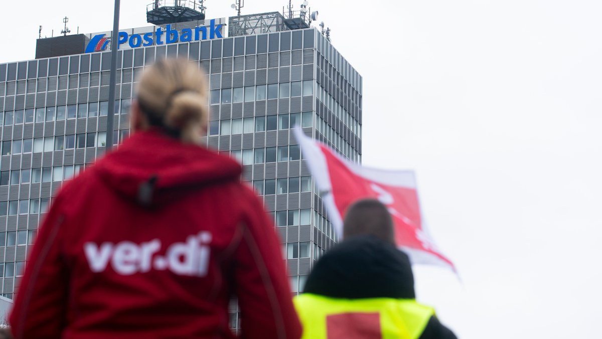 Postbank-Beschäftigte streikten bereits im Februar bundesweit, hier vor der Postbankzentrale in Essen. 