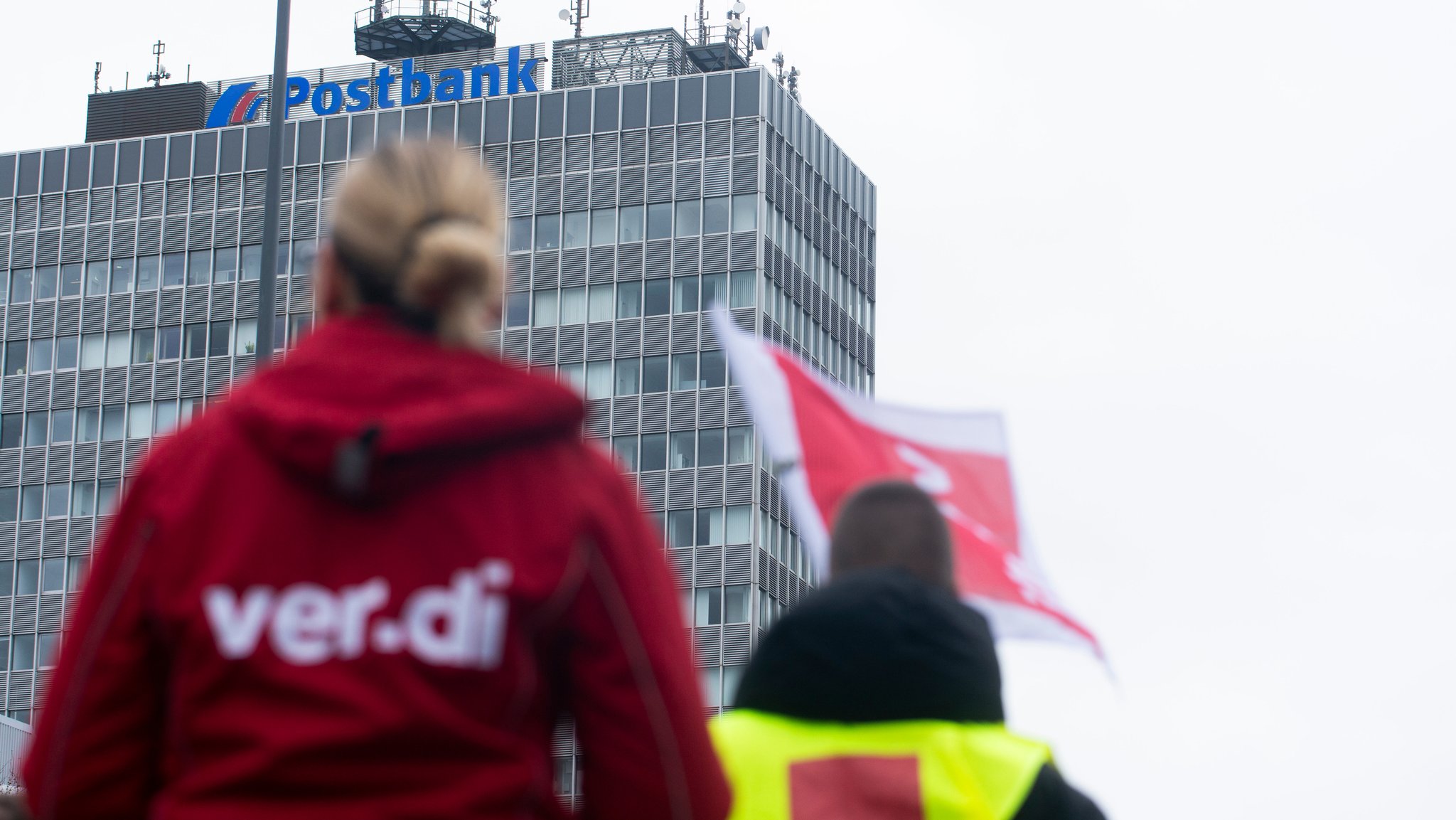 Postbank-Beschäftigte streikten bereits im Februar bundesweit, hier vor der Postbankzentrale in Essen. 