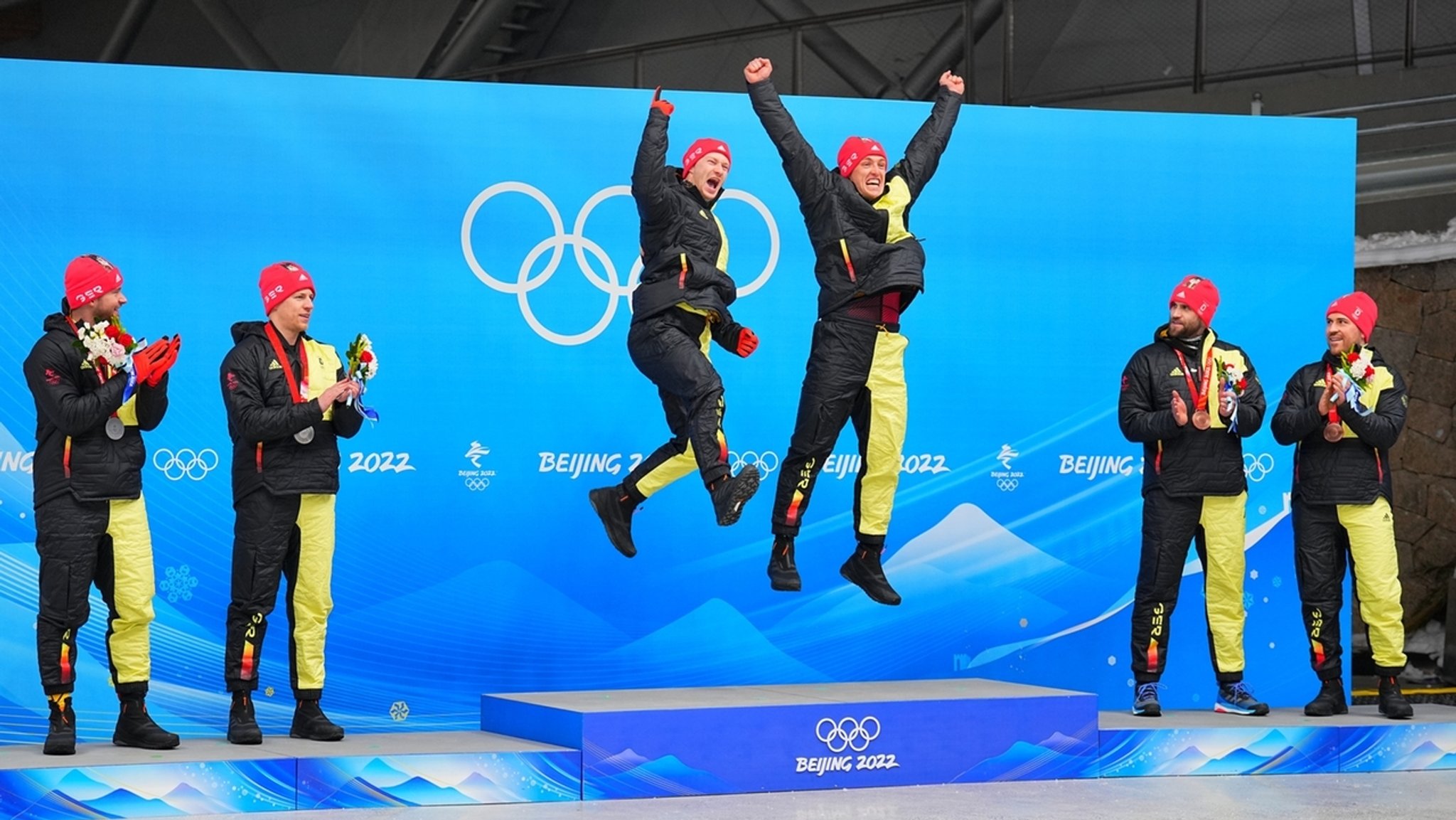 Johannes Lochner (l-r) und Florian Bauer, Francesco Friedrich und Thorsten Margis und Christoph Hafer und Matthias Sommer jubeln. 