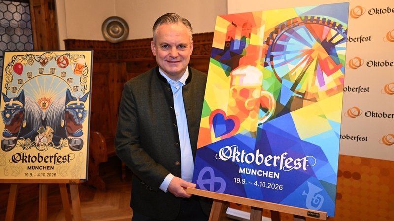Wiesn-Referent Christian Scharpf (SPD) präsentiert das neue Motiv für das Oktoberfest 2026 | Bild: Felix Hörhager/dpa Wiesn-Referent Christian Scharpf (SPD) präsentiert das neue Motiv für das Oktoberfest 2026