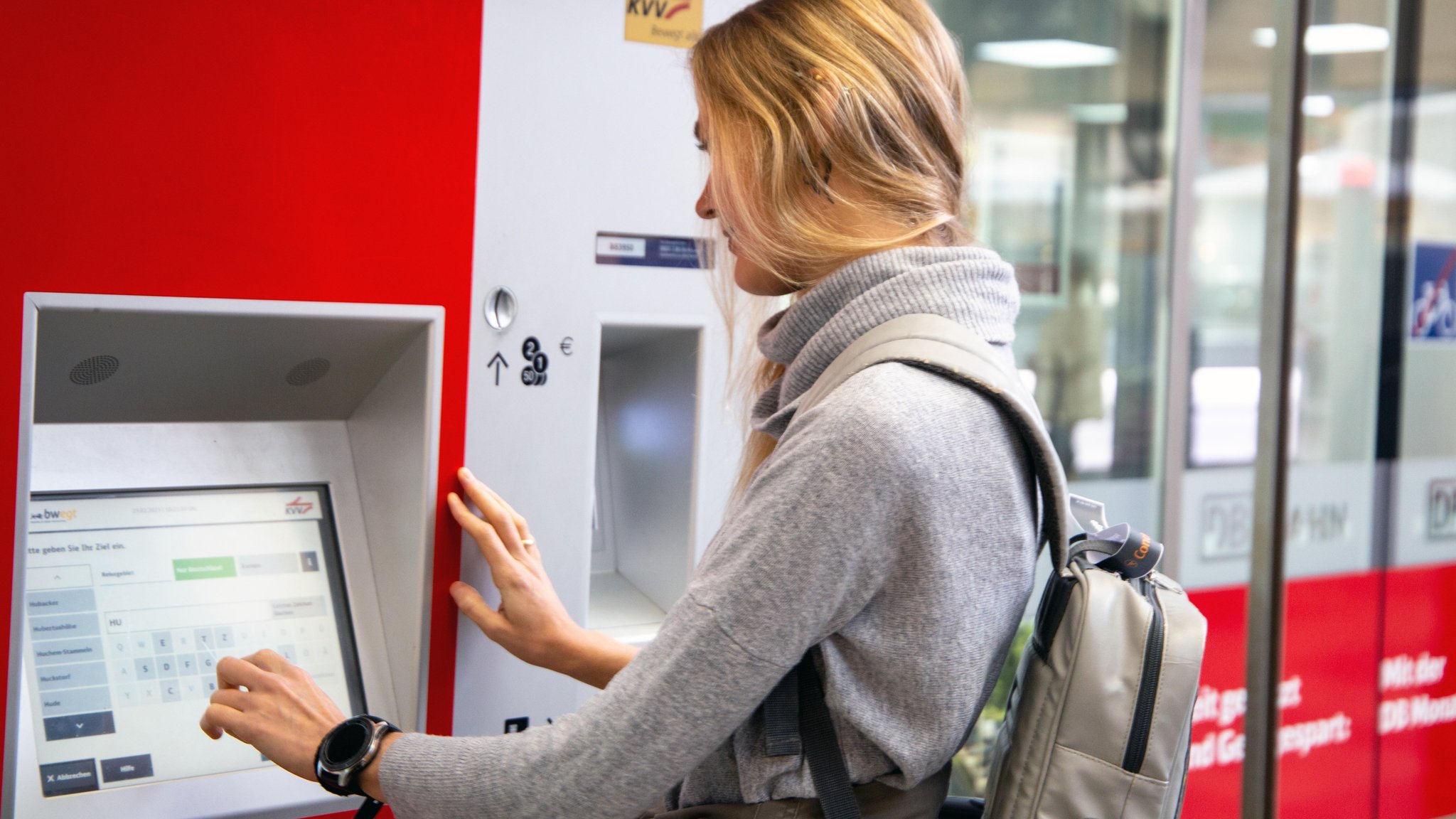 Symbolbild: Junge Frau am Ticketschalter in einem Bahnhof