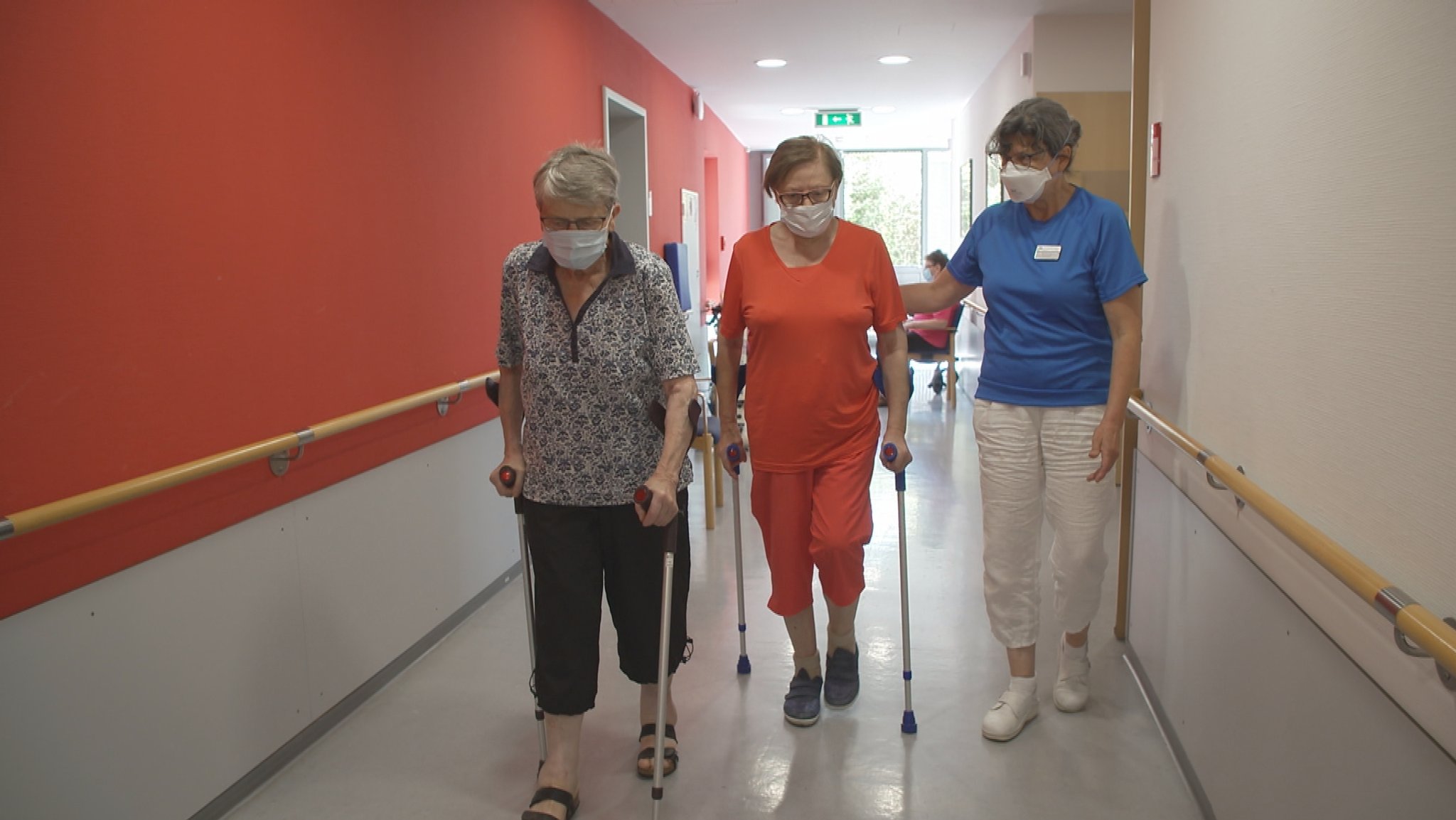 Auf dem Gang der Station der geriatrischen Reha-Klinik findet Physiotherapie statt.