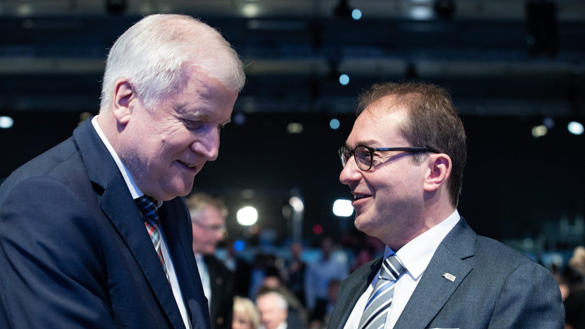 Der Bundesinnenminister Alexander Dobrindt steht zu Beginn von Schwarz-Rot im Mittelpunkt: Verfassungsschutzbericht zur AfD, Migrationswende und Co. Sein Vorvorgänger Horst Seehofer weiß, wie schwer in der Asylpolitik Veränderungen durchsetzbar sind. | Bild: picture alliance / NurPhoto | Alexander Pohl Der Bundesinnenminister Alexander Dobrindt steht zu Beginn von Schwarz-Rot im Mittelpunkt: Verfassungsschutzbericht zur AfD, Migrationswende und Co. Sein Vorvorgänger Horst Seehofer weiß, wie schwer in der Asylpolitik Veränderungen durchsetzbar sind.