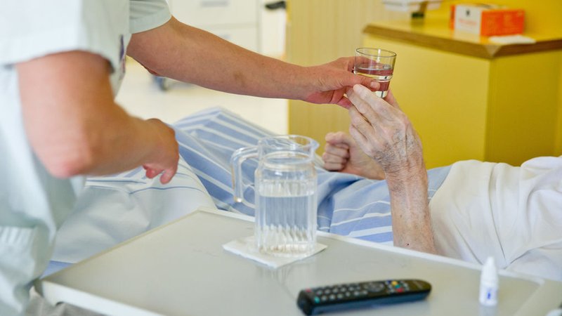 (Symbolbild) Eine Studie zeigt, dass die Pflegekosten wegen längerer Pflegezeiten steigen wird. | Bild: dpa-Bildfunk/Daniel Karmann (Symbolbild) Eine Studie zeigt, dass die Pflegekosten wegen längerer Pflegezeiten steigen wird.