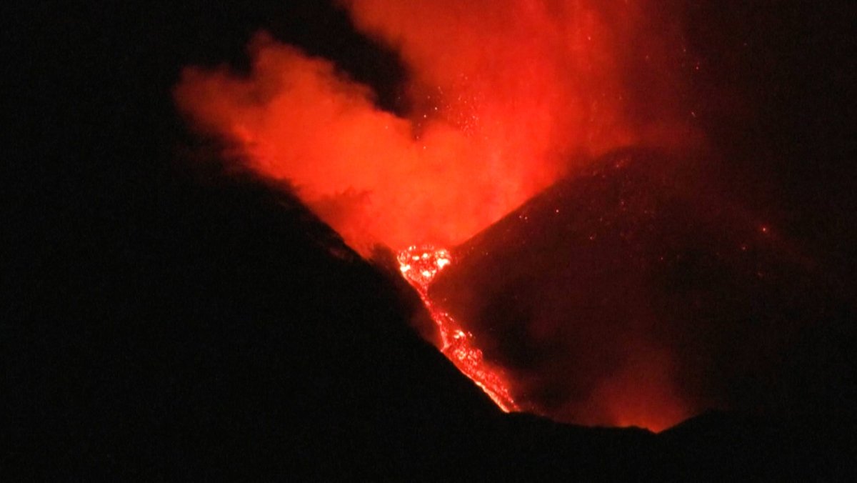 Der Vulkan Ätna auf der italienischen Mittelmeerinsel Sizilien hat erneut Lava und Asche gespuckt.