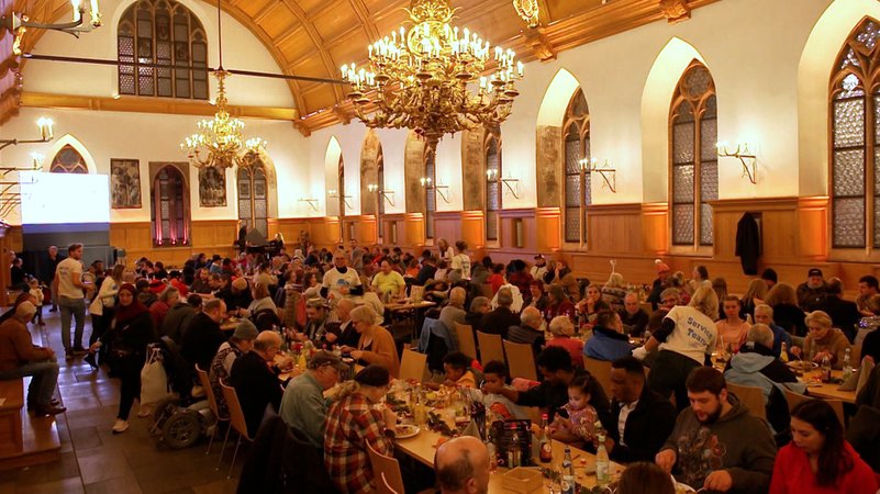 "Helfmer zamm" Weihnachtsessen im Historischen Rathaussaal Nürnberg, 2023. | Bild: BR "Helfmer zamm" Weihnachtsessen im Historischen Rathaussaal Nürnberg, 2023.