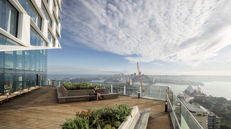 Man sieht von einer der Terrassen des Quay Quarter Tower auf die Skyline von Sydney, unter rechts das berühmte Opernhaus der Stadt. | Bild:DAM, Adam Mork