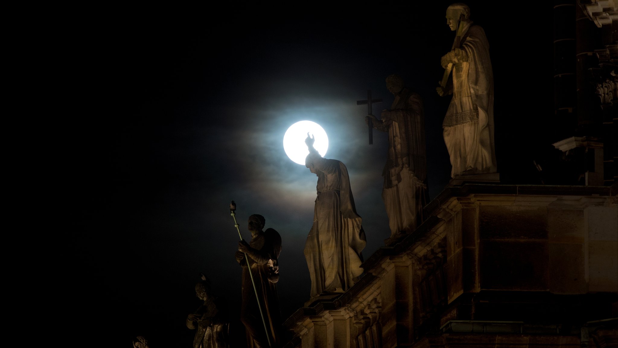 Die Mattielli-Statuen des französischen Jesuiten Jean François Regis auf der Katholischen Hofkirche in Dresden.