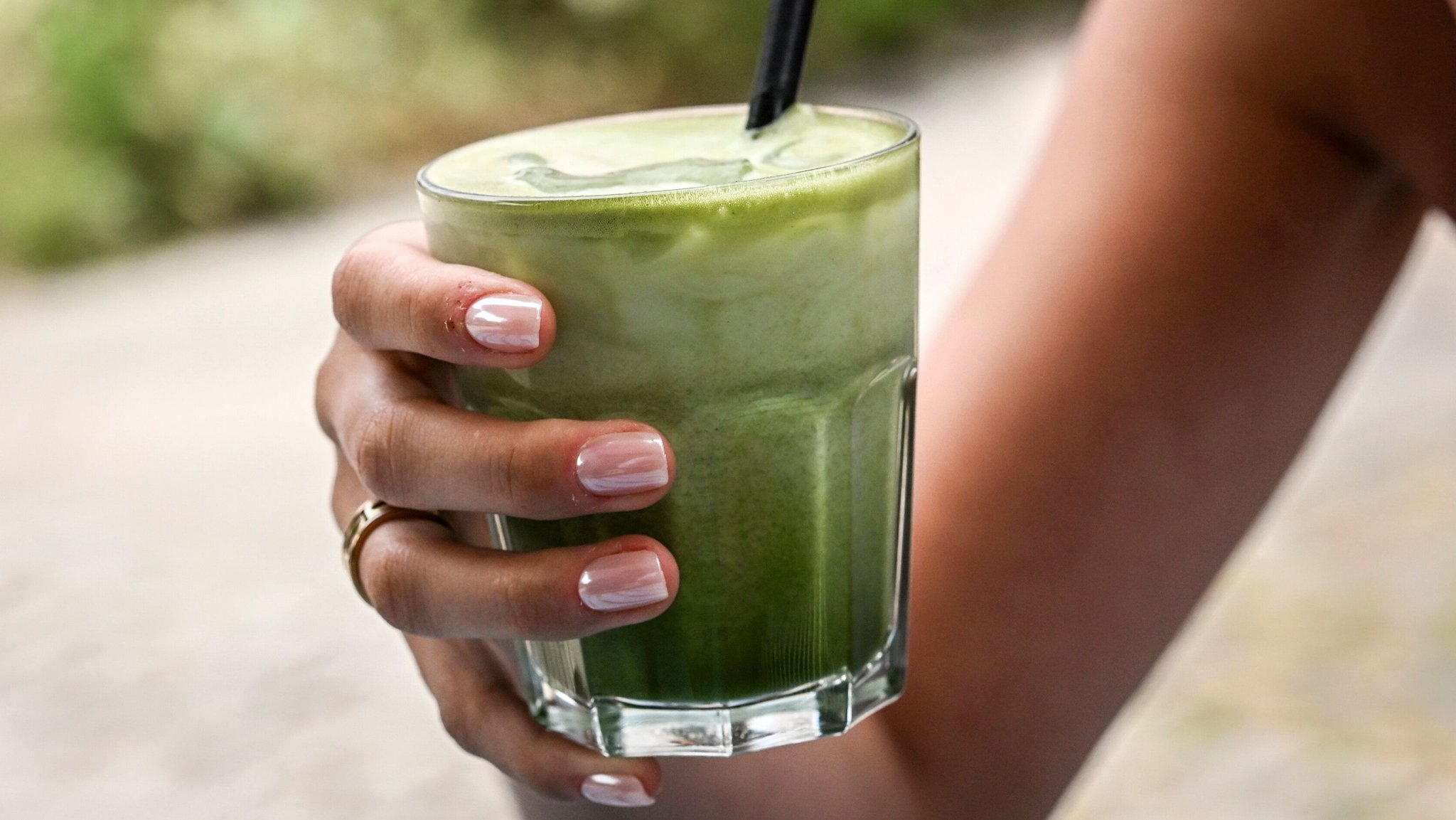Eine junge Frau hält einen Iced Matcha Tee. | Bild: picture alliance/dpa | Jens Kalaene Eine junge Frau hält einen Iced Matcha Tee.