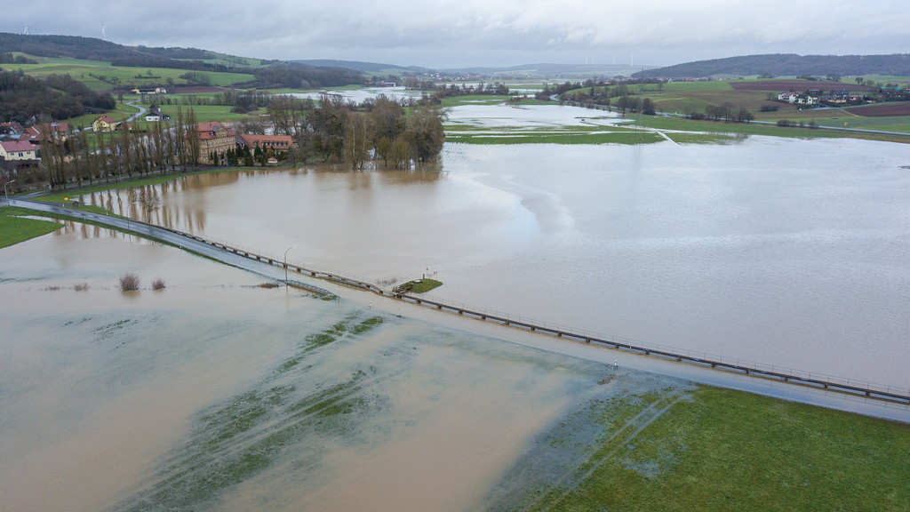 Eine Drohnenaufnahme zeigt überschwemmte Felder bei Rattelsdorf im Landkreis Bamberg.