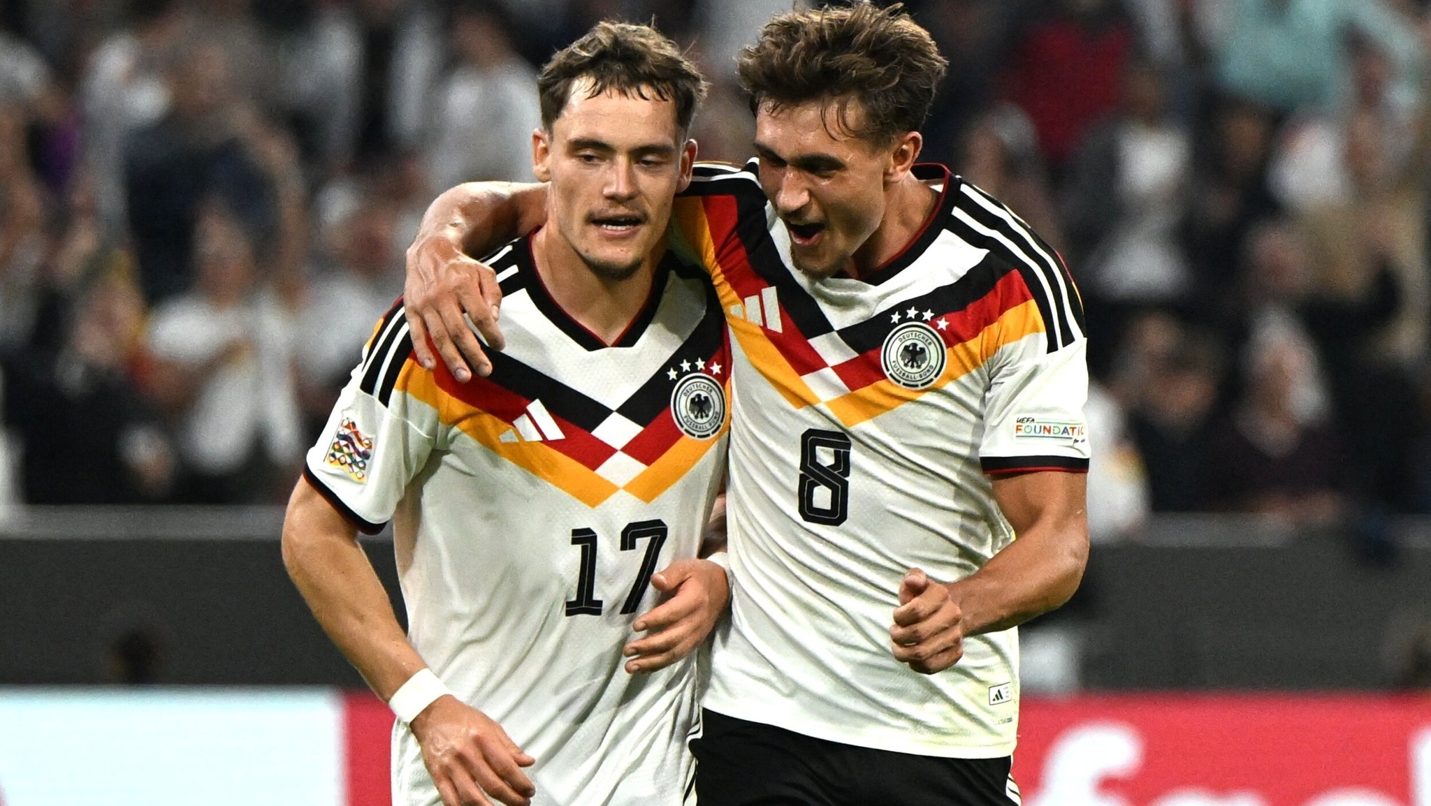 Tom Bischof feiert mit Florian Wirtz | Bild: picture-alliance/dpa Tom Bischof feiert mit Florian Wirtz