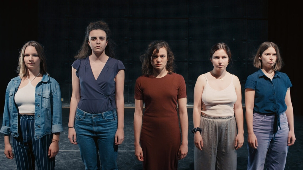 Sie alle sind Opfer sexuellen Missbrauchs: junge Schauspielerinnen in "The Case You" von Alison Kuhn.