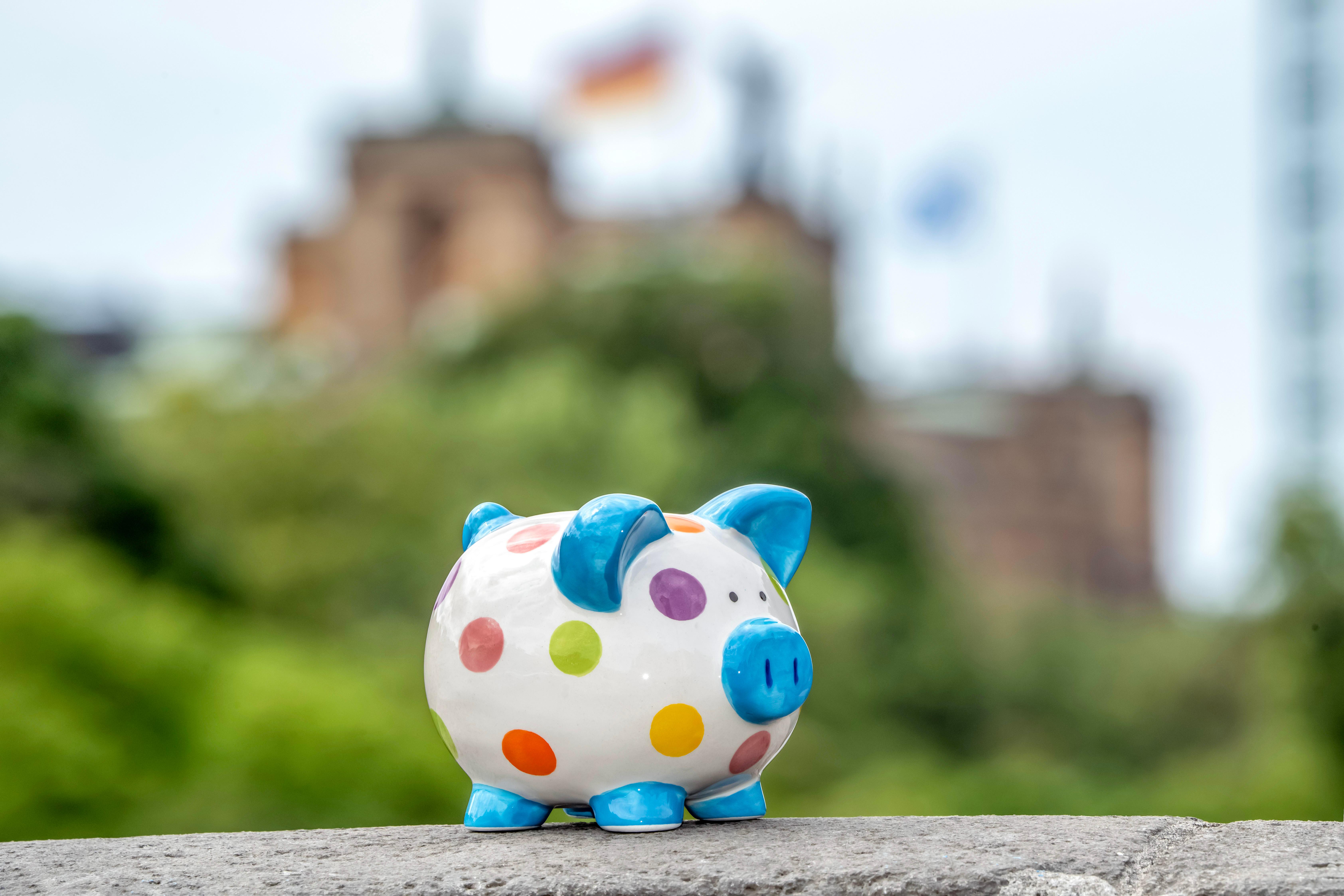 Sparschwein vor dem Bayerischen Landtag  | Bild:picture alliance / Wolfgang Maria Weber