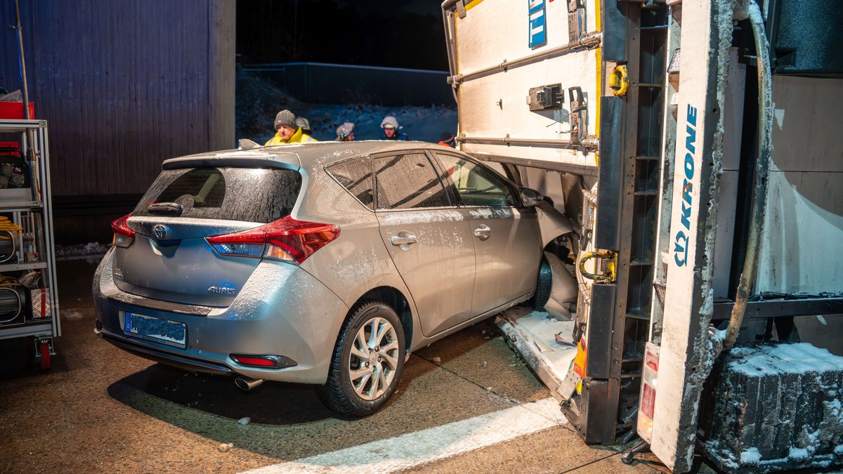 Ein kaputtes Auto steckt im Heck des umgekippten Sattelschleppers | Bild: NEWS5 / Lars Haubner Ein kaputtes Auto steckt im Heck des umgekippten Sattelschleppers