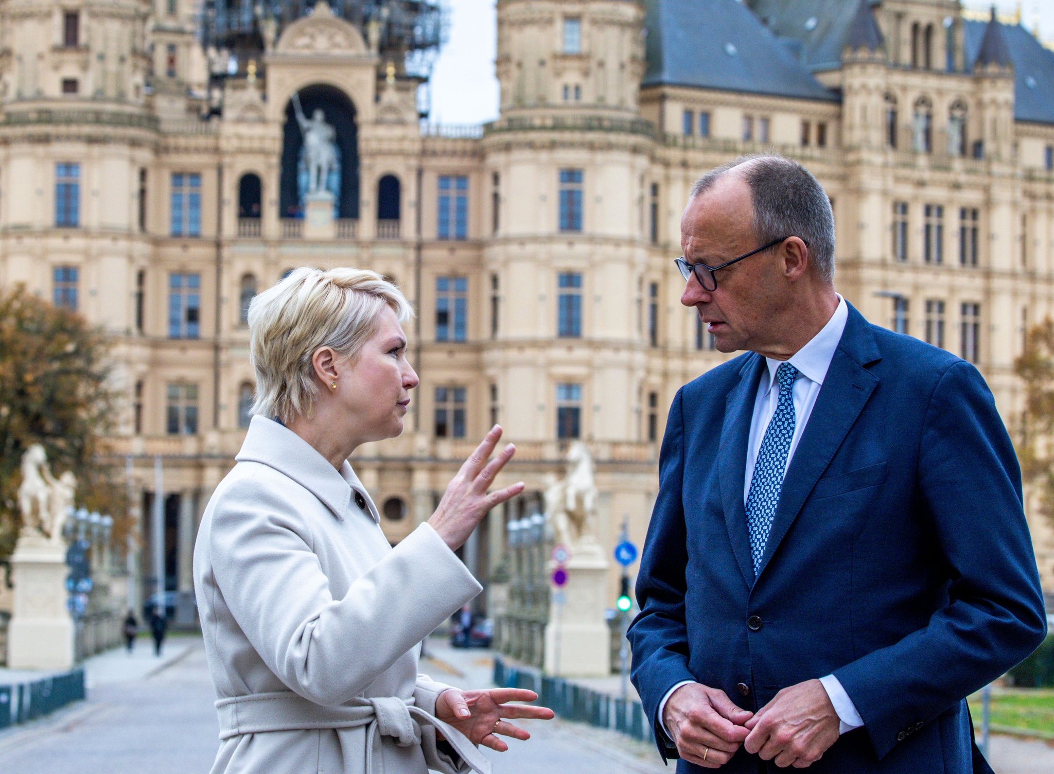 ARCHIV - 04.11.2025, Mecklenburg-Vorpommern, Schwerin: Bundeskanzler Friedrich Merz (CDU) wird vor dem Schweriner Schloss von Manuela Schwesig (SPD), der Ministerpräsidentin von Mecklenburg-Vorpommern, begrüßt. (zu dpa: «Schwesig kritisiert Merz-Äußerungen zur Frührente scharf») Foto: Jens Büttner/dpa +++ dpa-Bildfunk +++