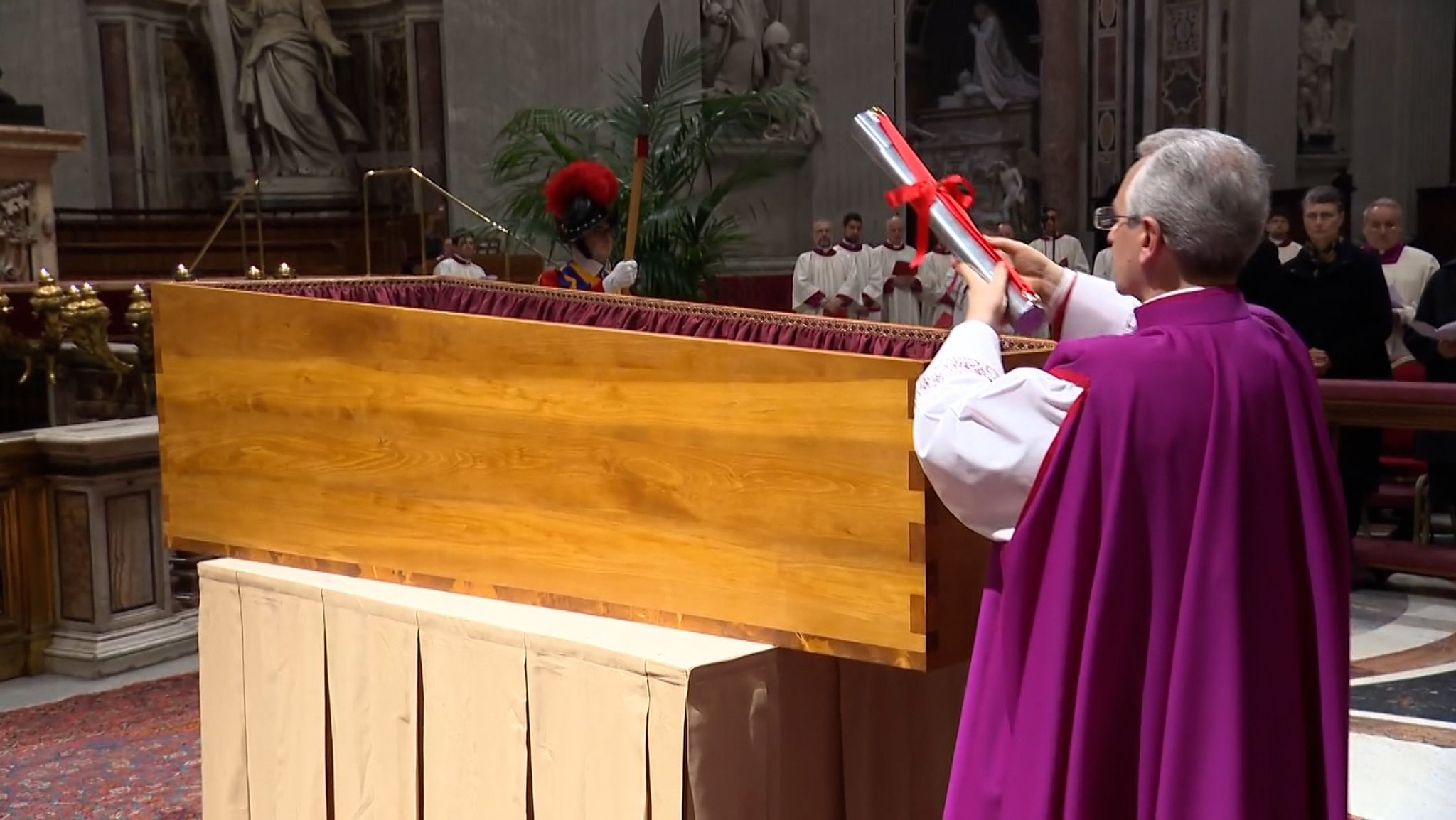 Der gebürtige Bayer und emeritierte Papst Benedikt XVI. ist am Donnerstag in Rom beigesetzt worden.