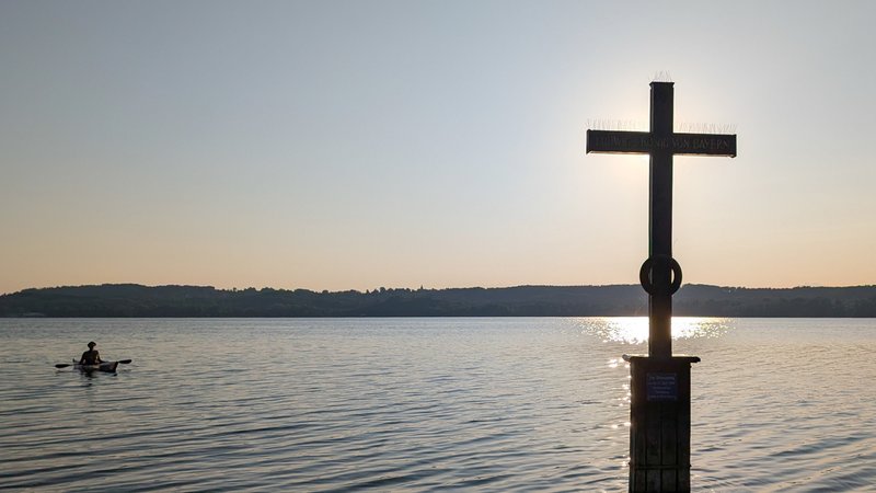 Erinerungskreuz für Ludwig II im Starnberger See bei Berg (Symbolbild) | Bild: picture alliance / NurPhoto | Michael Nguyen Erinerungskreuz für Ludwig II im Starnberger See bei Berg (Symbolbild)