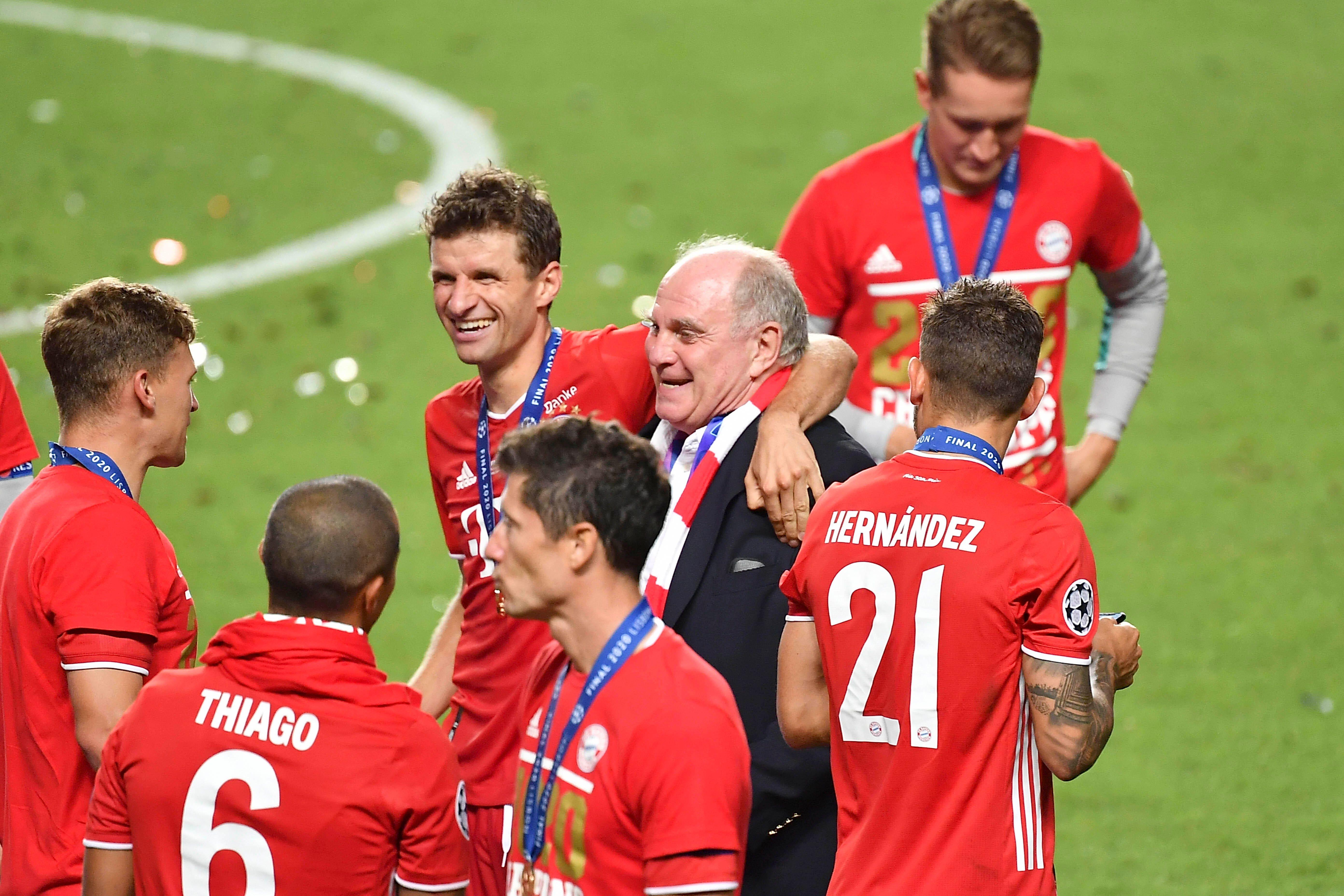 Thomas Müller umarmt Uli Hoeneß