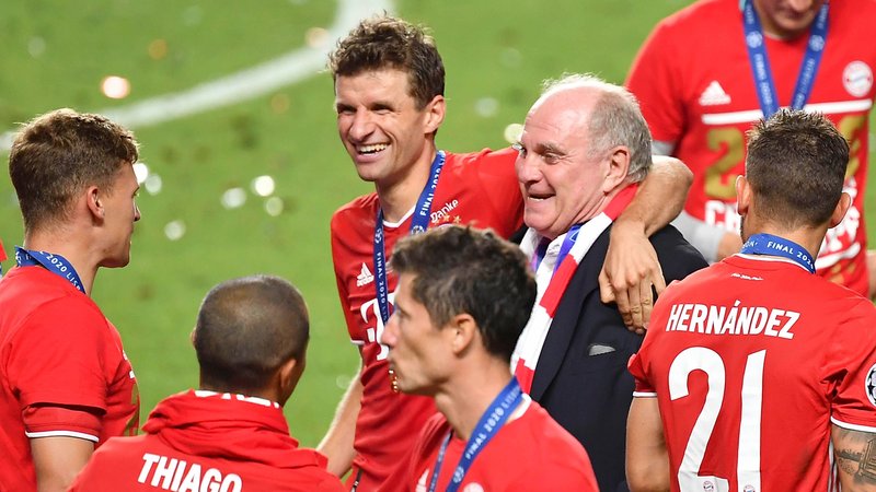 Thomas Müller umarmt Uli Hoeneß | Bild: picture-alliance/dpa Thomas Müller umarmt Uli Hoeneß